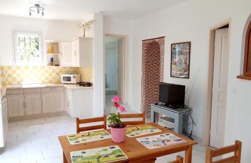 Alata House | Maison charmante à Alata avec vue sur mer et ville