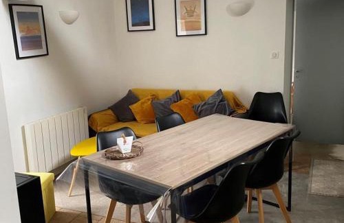 Brout-Vernet House | Maison cocooning au cœur du village avec jardin clôturé - FR-1-489-68