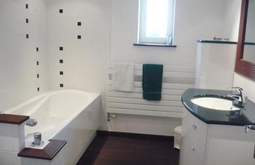 Renaison House | Maison confortable avec jardin et terrasse, idéale pour séjour relaxant - FR-1-496-110