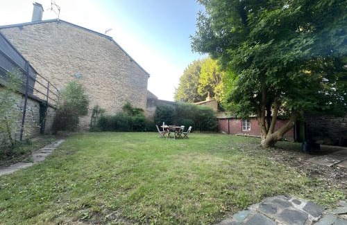 Charleville-Mezieres Apartment | Maison cosy avec jardin privé hypercentre Charleville-Mézières à deux pas de la Place Ducale