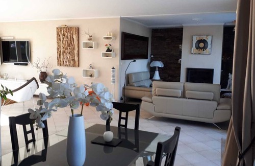 Plaisir House | Maison Dans Domaine Privé Avec Piscine et Tennis Proche de Versailles et Paris