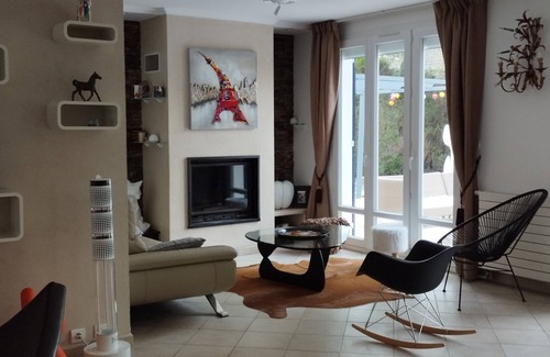 Plaisir House | Maison Dans Domaine Privé Avec Piscine et Tennis Proche de Versailles et Paris