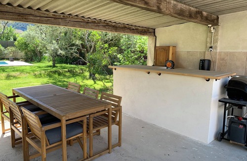 Maubec House | Maison de Vacances Avec Piscine en Plein Village du Luberon