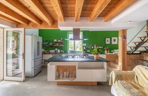 Verteillac Villa | Maison Des Pivoines - Six Bedroom Villa, Sleeps 12