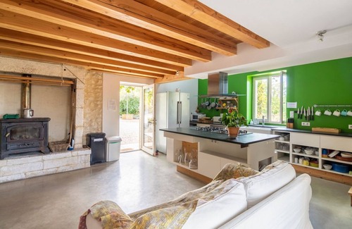 Verteillac Villa | Maison Des Pivoines - Six Bedroom Villa, Sleeps 12