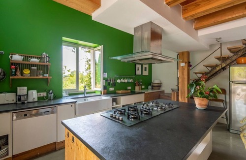 Verteillac Villa | Maison Des Pivoines - Six Bedroom Villa, Sleeps 12