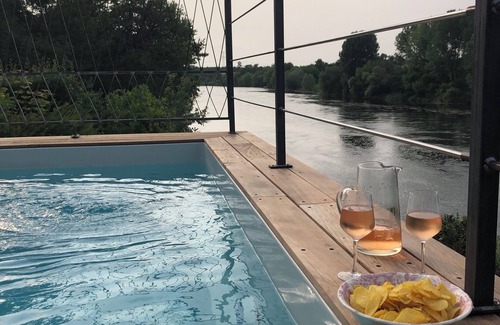 Eynesse House | Maison Familiale au Bord de Rivière Avec Piscine