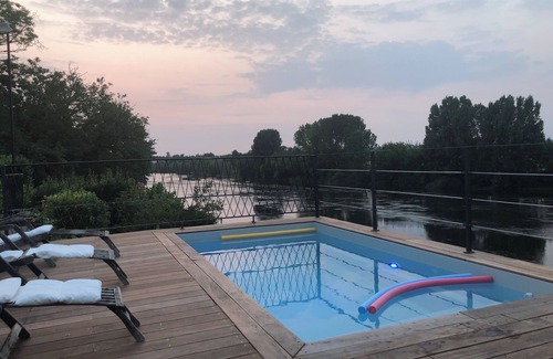 Eynesse House | Maison Familiale au Bord de Rivière Avec Piscine