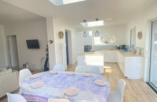 Batz-sur-Mer House | Maison Familiale Entièrement Rénovée Proche Plage, Jardin et Cabine sur la Plage