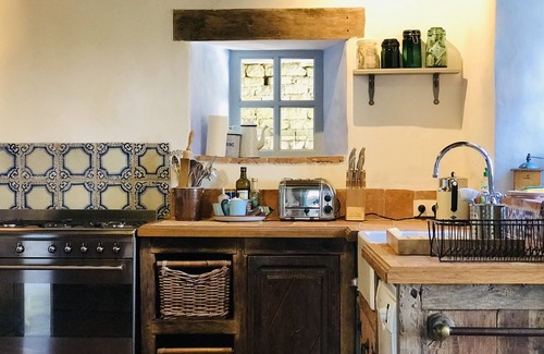 Saint-Antonin Noble Val House | Maison D’Artist, 5 minutes from St Antonin Noble Val with Swimming River & Pools