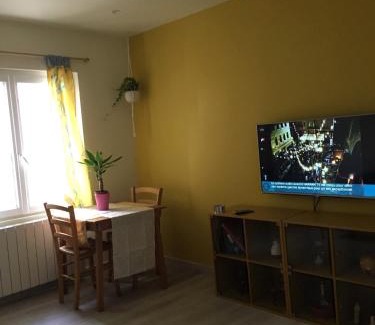 Stains Apartment | Maison Jaune