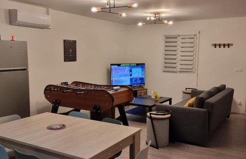 Saint-Seurin-sur-l'Isle House | Maison " Pac-Man" entre collègues, amis, famille - barbecue - Netflix - Prime - Baby foot 50cts - jusqu'à 9 personnes -