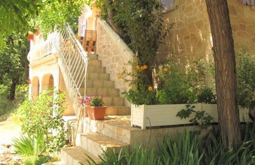 Ginasservis House | Maison provençale de caractère 3*jardin 6050m2 ; piscine au centre du village