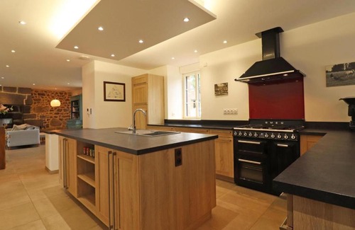 Saint-Patrice-du-Desert House | Maison spacieuse avec jardin, spa et salle de jeux - FR-1-497-187