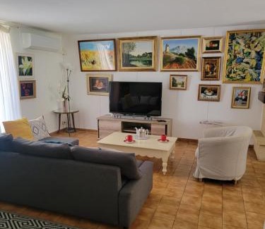 Lambesc House | Maison T4, campagne Provençale calme, tout confort