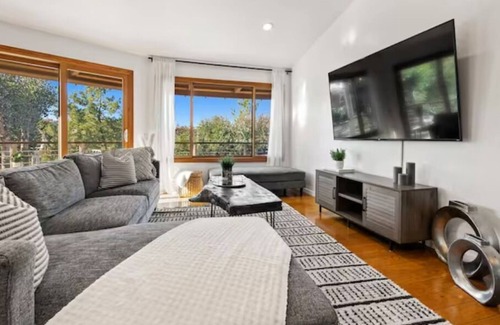 Poway House | Majestic 5BR Villa with Guesthouse, Pool & Spa