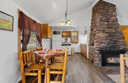 Rapid City Cabin | Make Memories from your Deck - In Rapid City On Canyon Lake Thirty Minutes from Mt Rushmore