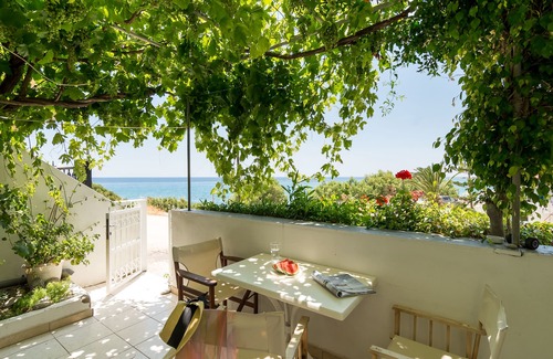 Makry Gialos Apartment | Makrigialos: Ikaros apartment with 1bedroom and a living-room by the sea