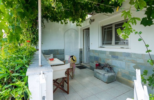 Makry Gialos Apartment | Makrigialos: Ikaros apartment with 1bedroom and a living-room by the sea