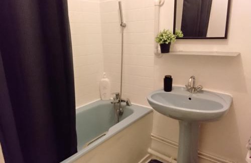 Cite Paul Eluard Apartment | Male dorm shared room - Daily stay from 8 pm to 10 am