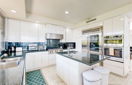 Malibu House | Malibu Miles Beach Estate | Zen Oceanfront Masterpiece | Chefs Kitchen