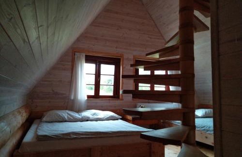 Lutowiska House | malinowy beret