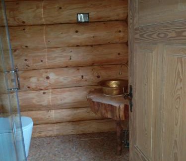 Lutowiska House | malinowy beret