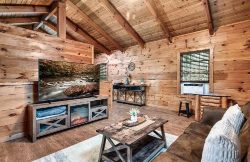 Gatlinburg Ski Chalet | Mama Bear's Moonshine Ridge