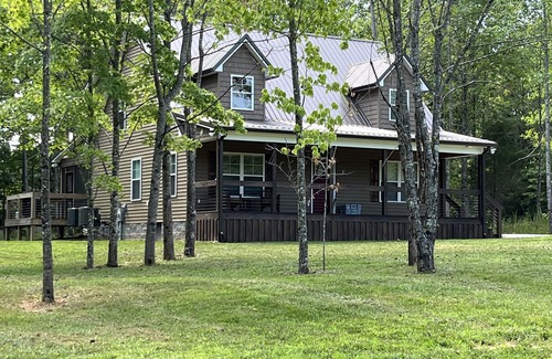 Lindseyville House | Mammoth Cave National Park Nolin Lake beautiful 4 bedroom home sleeps 12