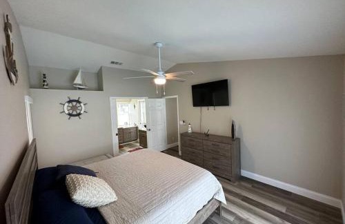 Berkeley Manor House | Manatee Oasis Weeki Wachee Family Fun Pool Home