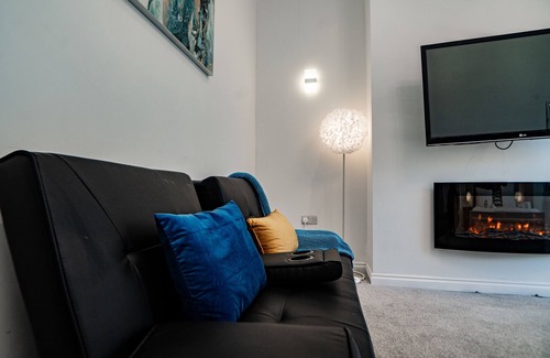Middleton House | Manchester - 4 Beds - Sleeps 7 - Street Parking