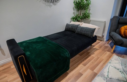 Middleton House | Manchester - 4 Beds - Sleeps 7 - Street Parking