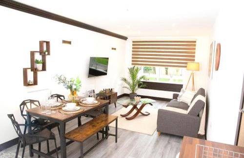 Trafford House | Manchester Apartments by BEVOLVE - Free Parking