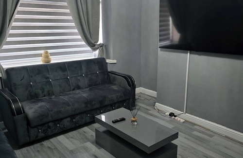 Manchester House | Manchester - House - Sleeps 6 - Parking - Garden