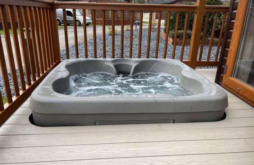 Malton House | Mandarin Lodge with Hot Tub
