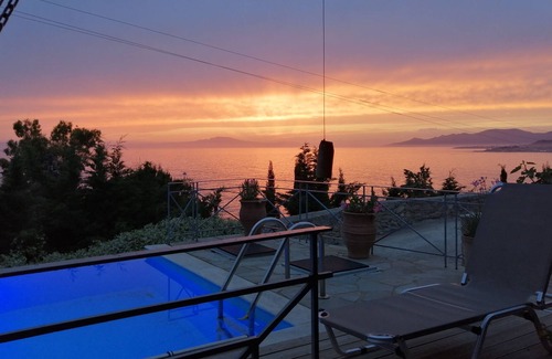 Lefktron House | Manivilla with pool by the sea