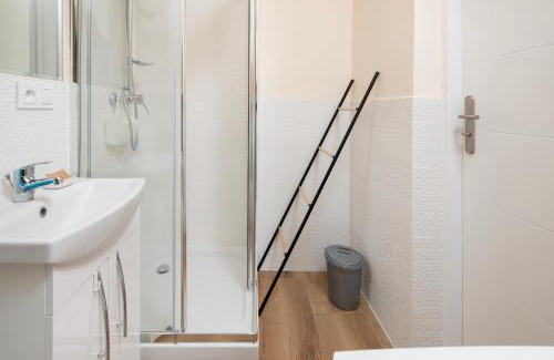 Baluty Apartment | Manufaktura Comfort Stay Apartment by BookingHost