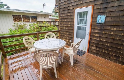 Manzanita House | Manzanita Charm (MCA 125)