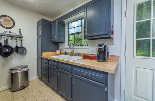 Mars Hill Cabin | Maple Creek Cabin, Fireplace+Fire Pit, Grill & Wi-Fi, Private, Nearby Skiing!