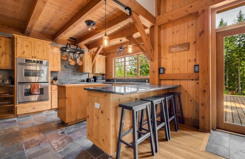 Stevenson House | Maple Hill Lodge, Stevenson, WA Retreat, Hot Tub, AC, near recreation!