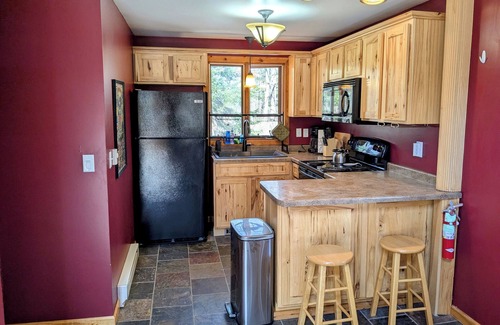 Stambaugh Ski Chalet | Maple Leaf Lodge Clean & Cozy Hot Tub Sleeps 9 <10min Walk to Ski Brule