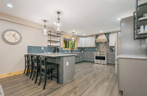 Oakland House | Maple Ridge: New, Hot Tub, Lake Access w. Dock Slip