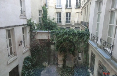 Quartier Sainte-Avoye Apartment | Marais heart: 1 bedroom in a 16th century building