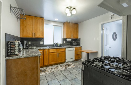 Redwood City House | @ Marbella Lane - 5BR House | DTWN RWC | Parking
