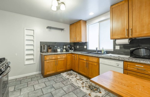 Redwood City House | @ Marbella Lane - 5BR House | DTWN RWC | Parking