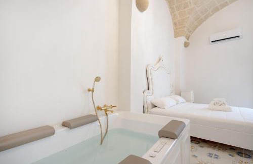 Centro Storico Apartment | Marchesa - 2 Bedrooms, Terrace & Bath Tub in Center