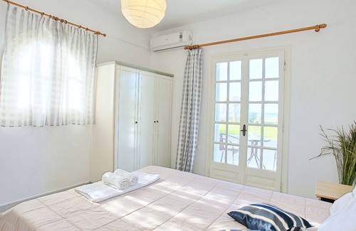 Almiros Beach Apartment | Maria Beach Studio: Beachfront studio with lovely garden and amazing sea views