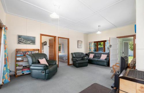 Motuoapa House | Marina Views - Motuoapa Bach