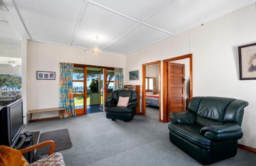 Motuoapa House | Marina Views - Motuoapa Bach