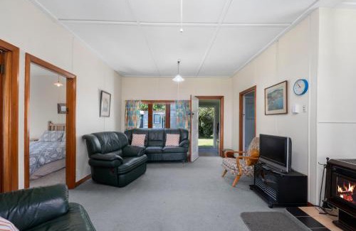 Motuoapa House | Marina Views - Motuoapa Bach